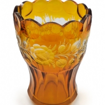 כד קריסטל בוהמי עתיק בן כמאה שנה, עשוי קריסטל ענבר ומעוטר בעבודת ליטוש ידנית