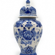 כד הולנדי עשוי חרסינת דלפט ומכסה תואם, מעוטרים ציורי יד בכחול קובלט בדגם פרחים,