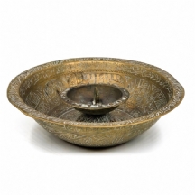 קערת לחשים הינדו פרסית עתיקה, עשוייה פליז ומעוטרת בחריטת יד משני צידיה,