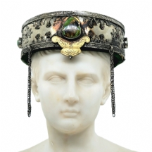 כיסוי ראש בסגנון טורקמני עשוי מתכת מצופה כסף משובץ אבנים טבעיות שונות,