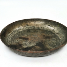 קערה עות'מאנית עתיקה מהמאה ה-19, עשויה נחושת ומעוטרת בעבודת חריטה ידנית