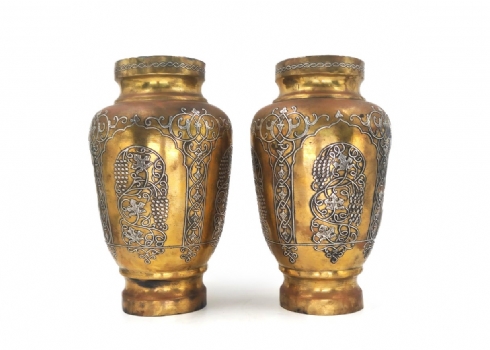 זוג כדים איסלמים עשויים בעבודת דמשק, עשויים פליז ומשובצים כסף בדגם גפנים משורגות