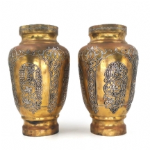 זוג כדים איסלמים עשויים בעבודת דמשק, עשויים פליז ומשובצים כסף בדגם גפנים משורגות