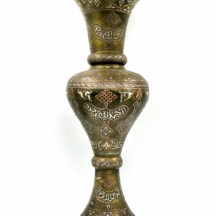 אגרטל רצפה איסלמי עשוי ב'עבודת דמשק' (שיבוץ נחושת וכסף במיקשת פליז)