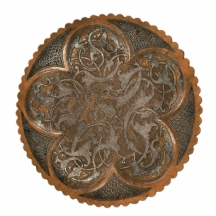 צלחת איסלמית עשויה ב'עבודת דמשק' (שיבוץ נחושת וכסף במיקשת פליז)