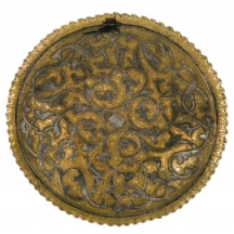 צלחת איסלמית עשויה ב'עבודת דמשק' (שיבוץ נחושת וכסף במיקשת פליז)