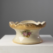 מעמד (בסיס) להצגת אגרטל אנגלי עתיק (ויקטוריאני) עשוי חרס מעוטר בהדפס של שושנים