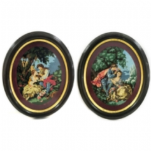 זוג תמונות אובאליות עשויות גובלן בסגנון 'פטיט פואה' (petit pois needlepoint),