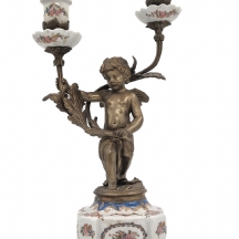 פמוט שולחני דו-קני בסגנון צרפתי עתיק, עשוי מתכת וקרמיקה, חתום המאה ה-20