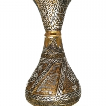 כד איסלאמי עם כיתוב עברי עשוי ב'עבודת דמשק' (שיבוץ כסף ונחושת במקשת פליז)