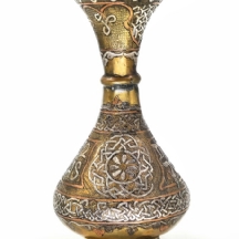 כד איסלאמי עם כיתוב עברי עשוי ב'עבודת דמשק' (שיבוץ כסף ונחושת במקשת פליז)