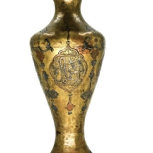 כד איסלאמי עשוי ב'עבודת דמשק' (שיבוץ כסף ונחושת במקשת פליז)