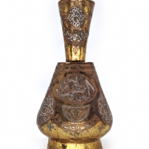 כד איסלאמי עשוי ב'עבודת דמשק' (שיבוץ כסף ונחושת במקשת פליז)