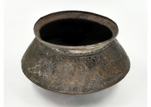 כלי פרסי עתיק מתקופת השושלת הקאג'ארית (Qajar) עשוי נחושת מרוקעת בעבודת יד