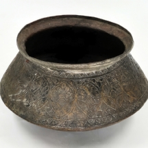 כלי פרסי עתיק מתקופת השושלת הקאג'ארית (Qajar) עשוי נחושת מרוקעת בעבודת יד