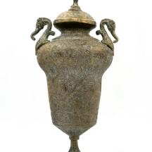 כד איסלמי עתיק מתקופת האימפריה המוגולית ומכסה תואם