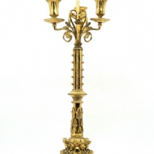 קנדלברה צרפתית עתיקה ויפה מהמאה ה-19, עשויה שפלטר מצופה זהב בסגנון הניאו-גותי