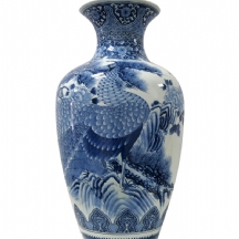 כד פורצלן יפני דקורטיבי וגדול מעוטר ציורי יד בכחול קובלט וחתום