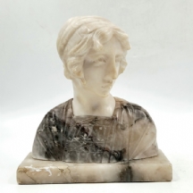פסל שיש איטלקי עתיק בדמות נערה בשביס, עשוי סוגי אלבסטר שונים