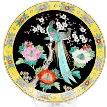 צלחת פורצלן סינית משפחה שחורה (Famille Noir) חתומה, מעוטרת אמייל בצביעת יד