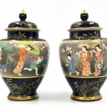 זוג כדי סטסומה (Satsuma) יפנים עתיקים ומכסים תואמים מתקופת הקיסר טאישו