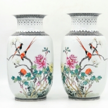 זוג כדי פורצלן סינים מעוטרים ציורי יד באמייל