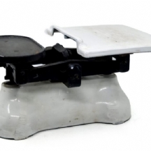 מאזני שקילה וינטג' עם בסיס ברזל יצוק עם אמייל