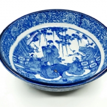 קערה סינית מאסיבית וכבדה עשויה חרס מעוטר בכחול קובלט בדגם דמויות בגן