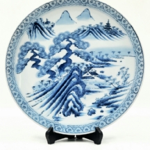 צלחת יפנית עשוייה פורצלן מעוטרת בצביעת יד בקובלט כחול