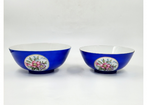 זוג קערות פורצלן יפניות בסגנון בוכרי, מעוטרות בהדפסים פרחוניים על רקע כחול