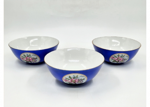 סט של 3 קערות פורצלן יפניות בסגנון בוכרי מעוטרות בהדפסים פרחוניים על רקע כחול