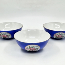 סט של 3 קערות פורצלן יפניות בסגנון בוכרי מעוטרות בהדפסים פרחוניים על רקע כחול
