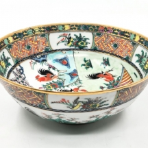 קערת פורצלן סינית מעוטרת באמייל בדגם תרנגולים וגן פורח