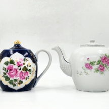 שני קומקומים (אחד יפני ואחד רוסי סובייטי) עשויים פורצלן חתומים