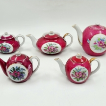 לוט של חמישה קומקומי פורצלן