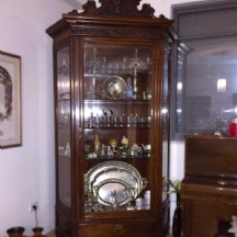 ויטרינה עתיקה גבוהה ומפוארת מהמאה ה-19