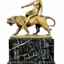 פול פיליפ (פסל צרפתי פולני, Paul Philippe 1870–1930) - 'בכחנטה על גב לביאה'