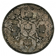 צלוחית איסלמית עתיקה וכבדה מאד, עשויה ברזל ומשובצת כסף בדגם זוגות דגים