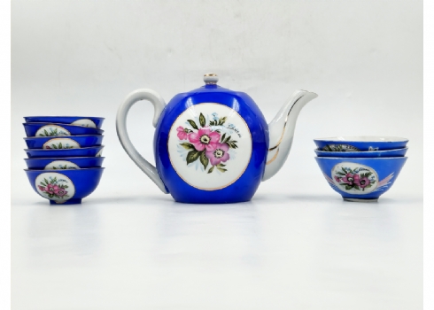 לוט הכולל קומקום תה ועוד 9 קעריות תה, עשויים פורצלן מעוטר בסגנון בוכרי וחתומים