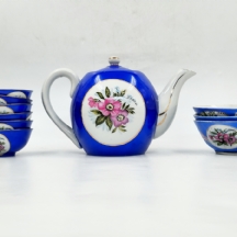 לוט הכולל קומקום תה ועוד 9 קעריות תה, עשויים פורצלן מעוטר בסגנון בוכרי וחתומים