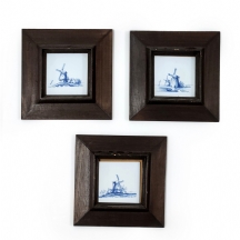 סט של 3 אריחי חרסינת דלפט מעוטרים וממוסגרים,