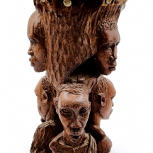 תוף אפריקאי דקורטיבי עשוי עץ מגולף בעבודת יד ומשטח עליון עשוי עור חיה ונעצי מתכת