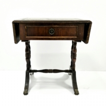 רהיט קטן בסגנון עתיק עשוי עץ, רגלי מתכת (סיומות בצורת כפות חיה)