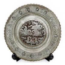 צלחת נחושת פרסית עתיקה ואיכותית מעוטרת בריקוע צפוף בעבודת יד אמן