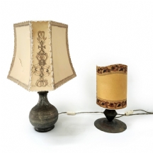 שתי מנורות שולחניות עשויים מכלי מתכת איסלאמיים עתיקים