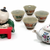 שישה חפצי נוי עשויים קרמיקה ופורצלן