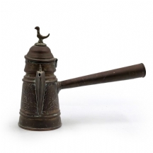 קנקן קפה איסלאמי (פינג'אן) עשוי נחושת, מעוטר בעבודת יד