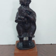 אסתר אייזן (טושיה) - 'אמא מחבקת תינוק' - פסל ברונזה, פטינה חומה, חתום וממוספר