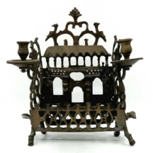 לאספני יודאיקה חשובה - חנוכיה עתיקה מהמאה ה-18, מזרח אירופה (כפי הנראה פולין)