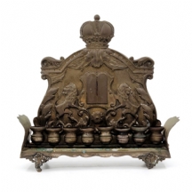 חנוכיה עתיקה עשוייה נחושת עם עיטורי בלט בדמות זוג אריות וכתר מלכות